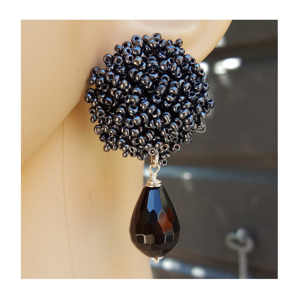 Earrings with oorknoppen of black beads and black Onyx