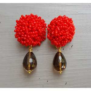 Earrings with oorknoppen of red beads and Smokey Topaz briolet