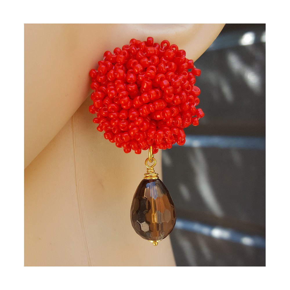 Earrings with oorknoppen of red beads and Smokey Topaz briolet