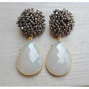 Vergoldete Ohrringe mit Perlen und grauen Chalcedon