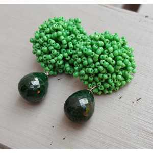 Oorbellen met oorknoppen van groene kraaltjes en Emerald briolet