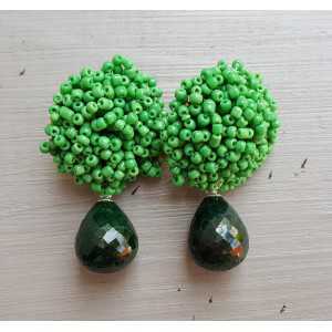 Earrings with oorknoppen of green beads and Emerald briolet