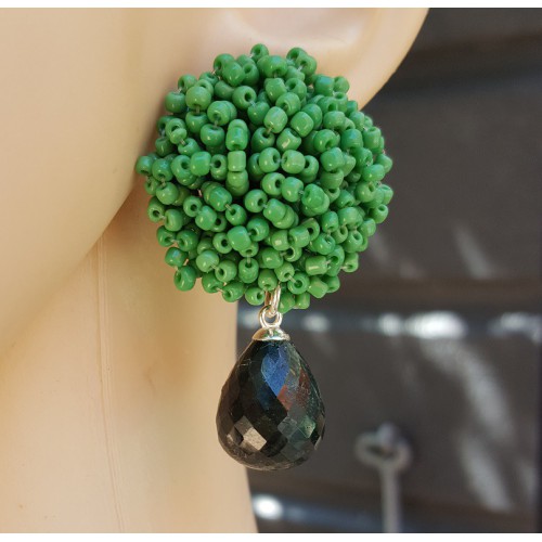 Oorbellen met oorknoppen van groene kraaltjes en Emerald briolet