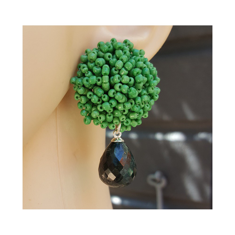 Earrings with oorknoppen of green beads and Emerald briolet