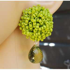 Earrings with oorknoppen of green beads and green Amethyst