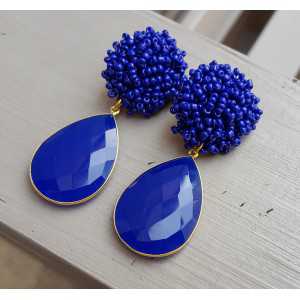 Vergoldete Ohrringe mit blauen Perlen und blauen Chalcedon briolet
