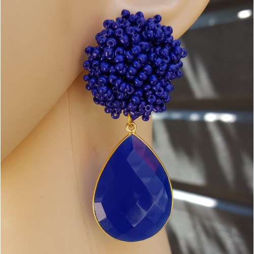 Goud vergulde oorbellen met blauwe kraaltjes en blauw Chalcedoon briolet