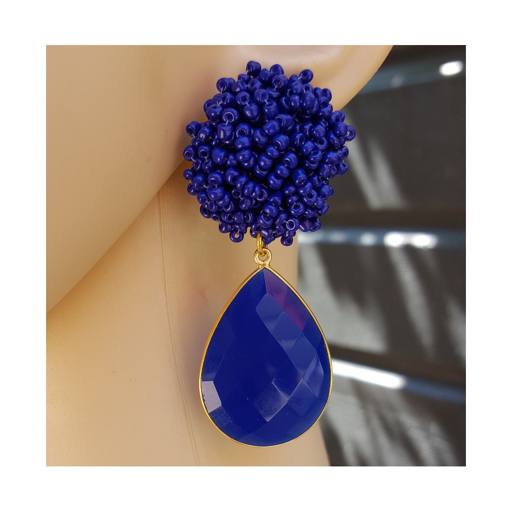 Goud vergulde oorbellen met blauwe kraaltjes en blauw Chalcedoon briolet