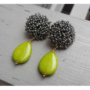 Earrings with oorknoppen of beads and apple green Jade