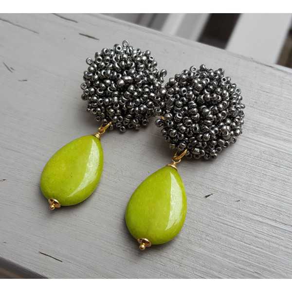 Earrings with oorknoppen of beads and apple green Jade