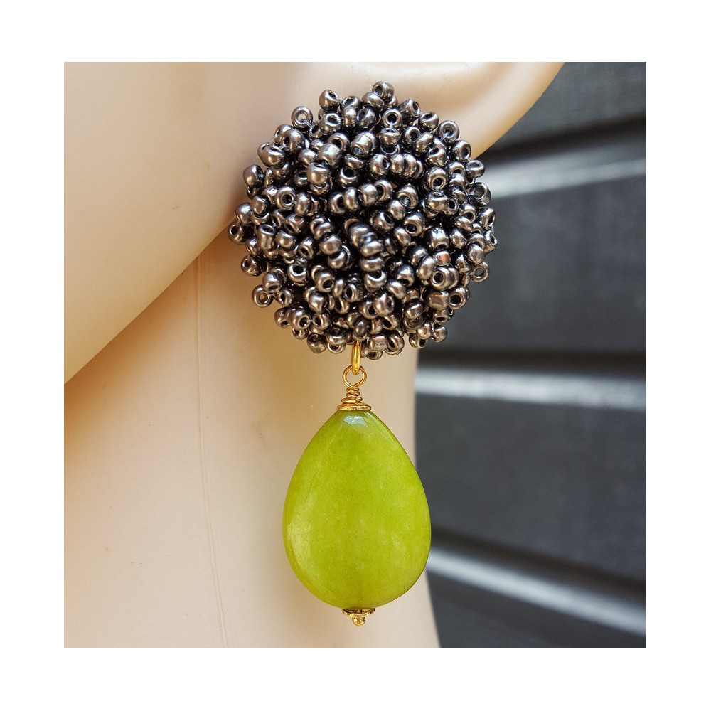 Earrings with oorknoppen of beads and apple green Jade