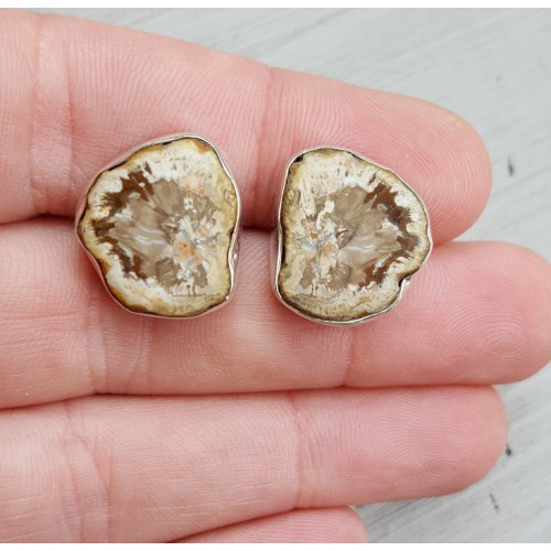 Zilveren oorknoppen gezet met versteend hout