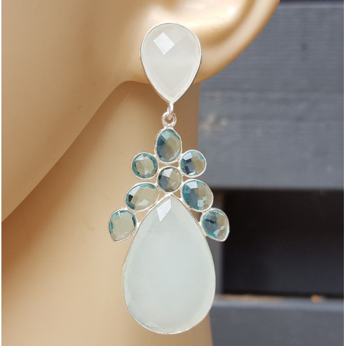 Zilveren oorbellen gezet met wit Chalcedoon en blauw Topaas quartz