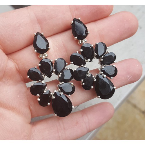 Zilveren oorbellen gezet met facet geslepen zwarte Onyxen