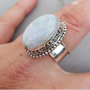 Zilveren ring gezet met regenboog Maansteen en bewerkte kop 19