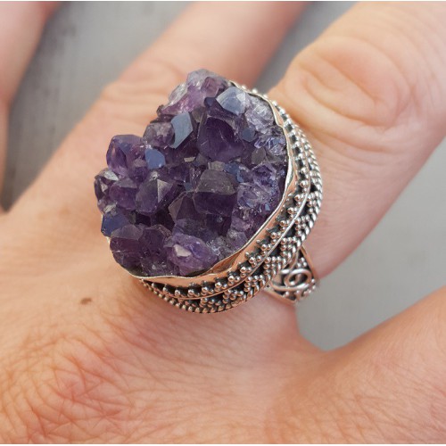 Zilveren ring gezet met ruwe Amethist in bewerkte setting 18 mm