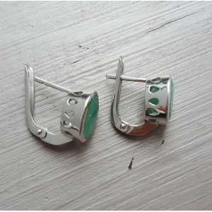 Zilveren oorbellen gezet met ovale Emerald en sluithaak