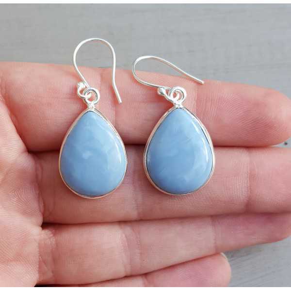 Zilveren oorbellen gezet met druppelvormige blauw Opaal