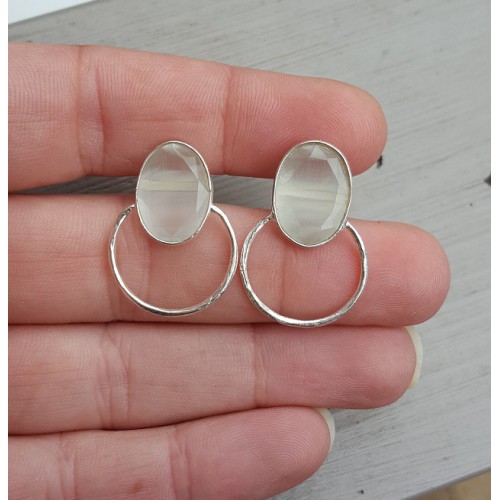 Zilveren oorbellen gezet met ovale witte Kattenoog