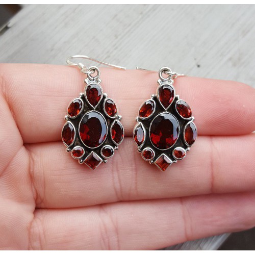 Zilveren oorbellen gezet met facet Granaten