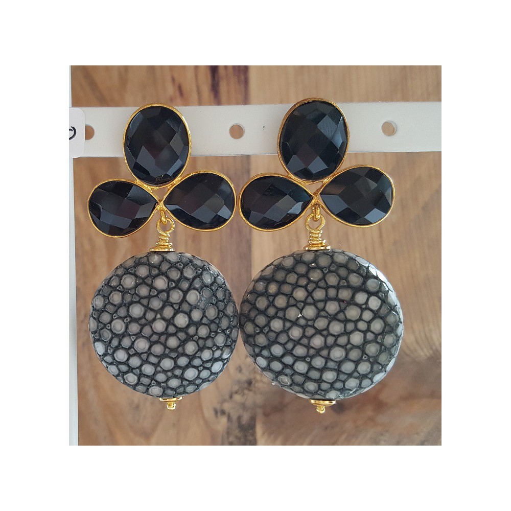 Goud vergulde oorbellen met grijs Roggenleer en zwarte Onyx