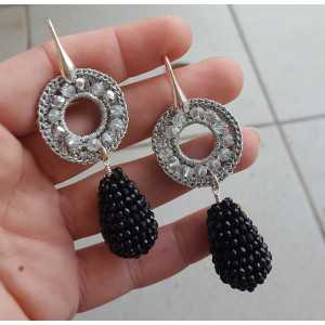 Zilveren oorbellen druppel van zwarte Onyxen en zilver ornament 