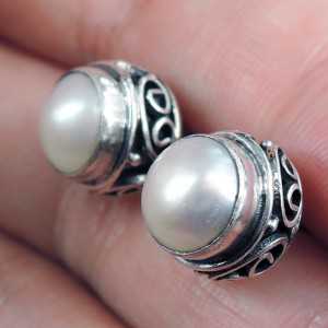 Silver oorknoppen with a Pearl earring in carved setting