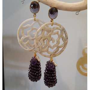 Gold plated earrings with buffalo horn and a drop of Amethisten