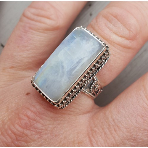 Zilveren ring met rechthoekige Maansteen in bewerkte setting 17.5