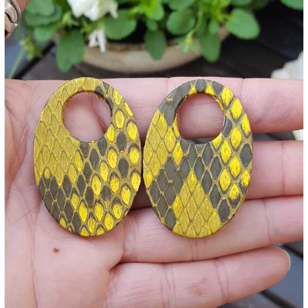 Creole earrings set with oval pendant of yellow Snakeskin