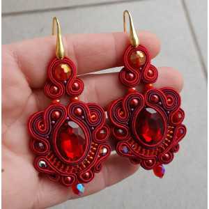 Oorbellen met rood handgemaakte hanger