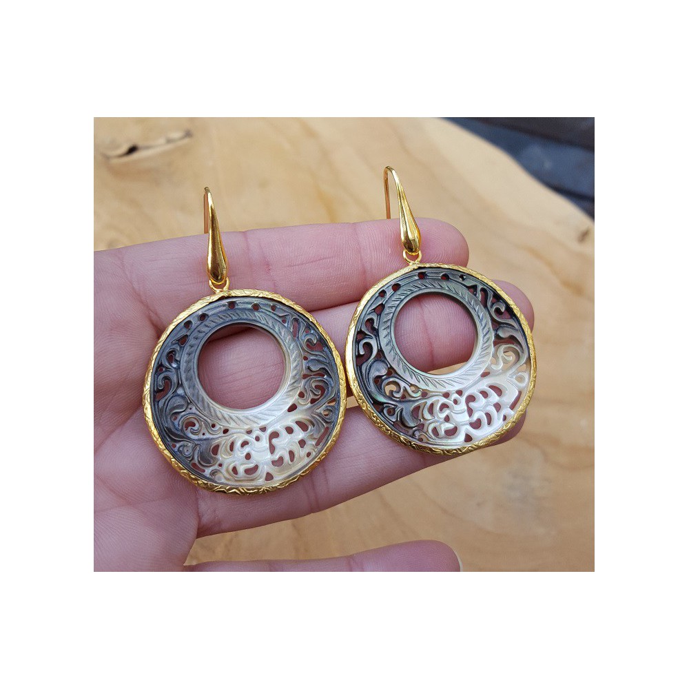 Goud vergulde oorbellen met ronde uitgesneden schelp