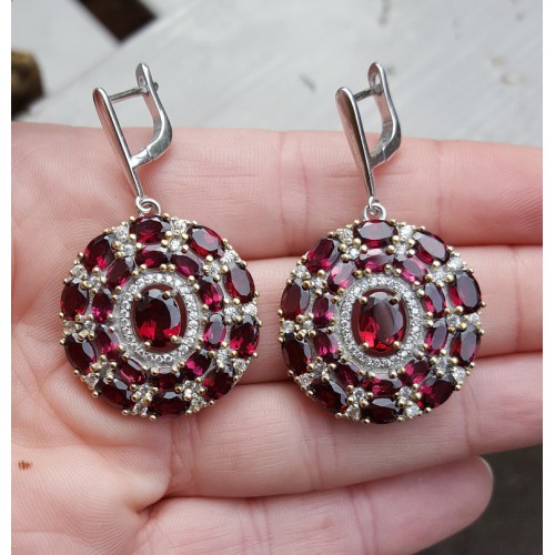 Zilveren oorbellen gezet met Rhodoliet Granaat en Zirkonia