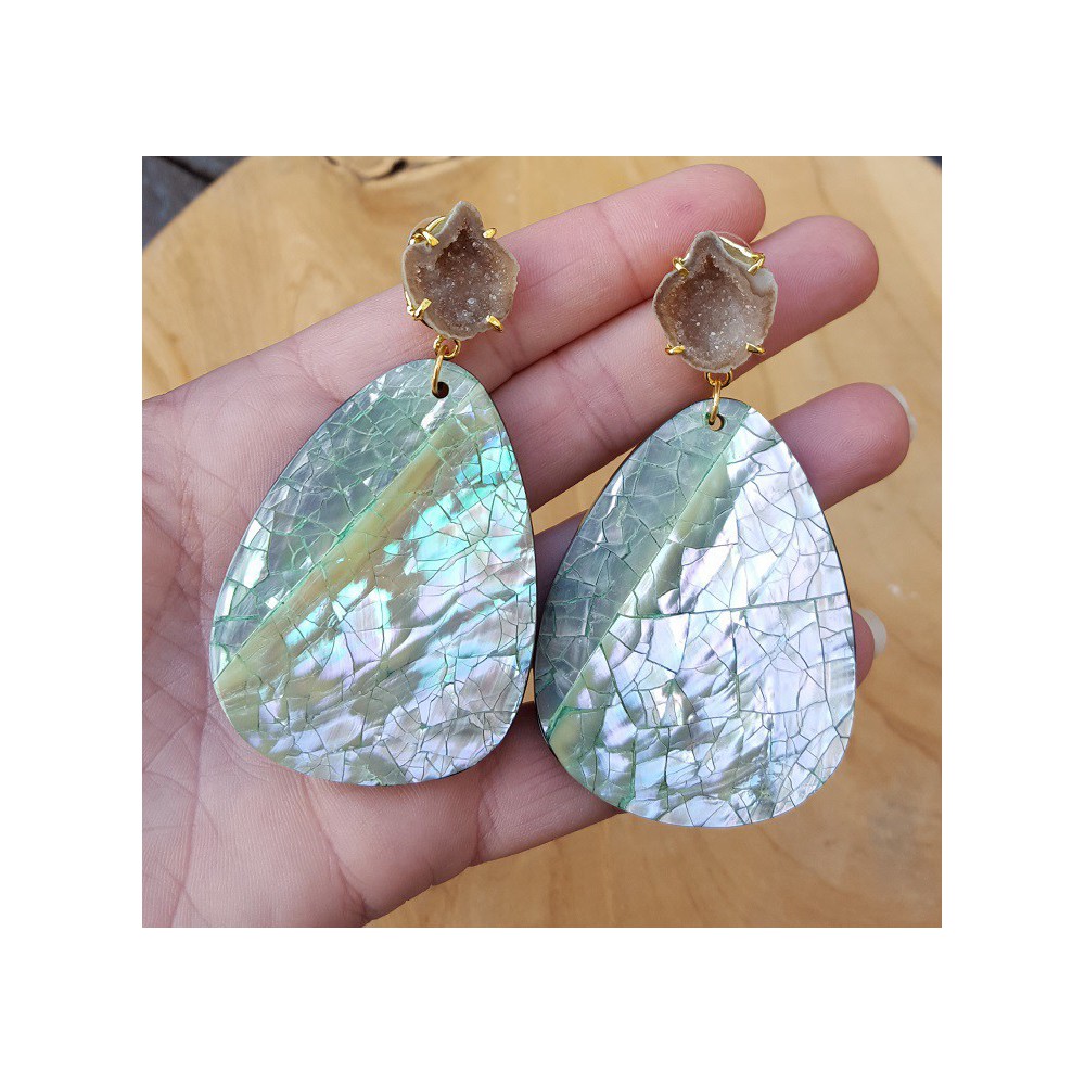 Goud vergulde oorbellen met Agaat geode en crackle schelp