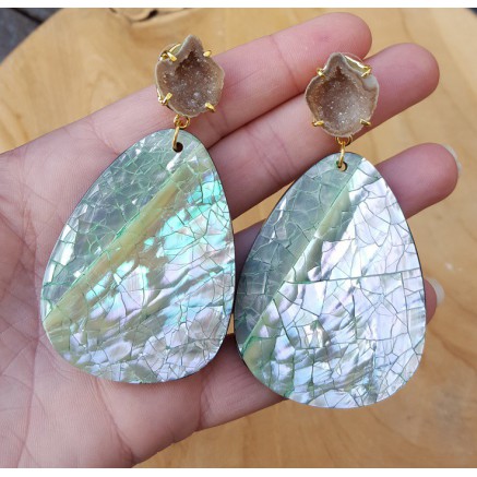 Goud vergulde oorbellen met Agaat geode en crackle schelp