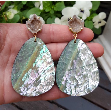 Goud vergulde oorbellen met Agaat geode en crackle schelp