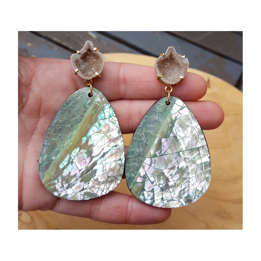 Goud vergulde oorbellen met Agaat geode en crackle schelp