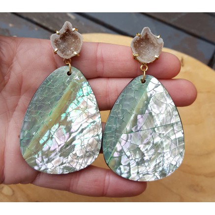 Goud vergulde oorbellen met Agaat geode en crackle schelp