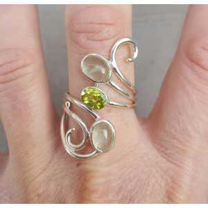 Silver ring set with Peridot and its color