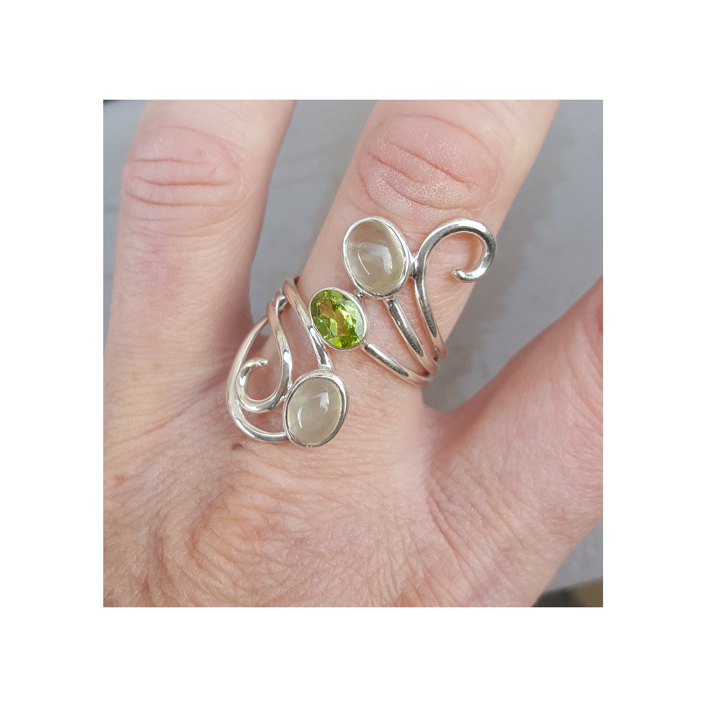 Silber ring set mit Peridot und seine Farbe