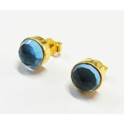 Vergulde oorknoppen gezet met ronde facet blauwe Topaas