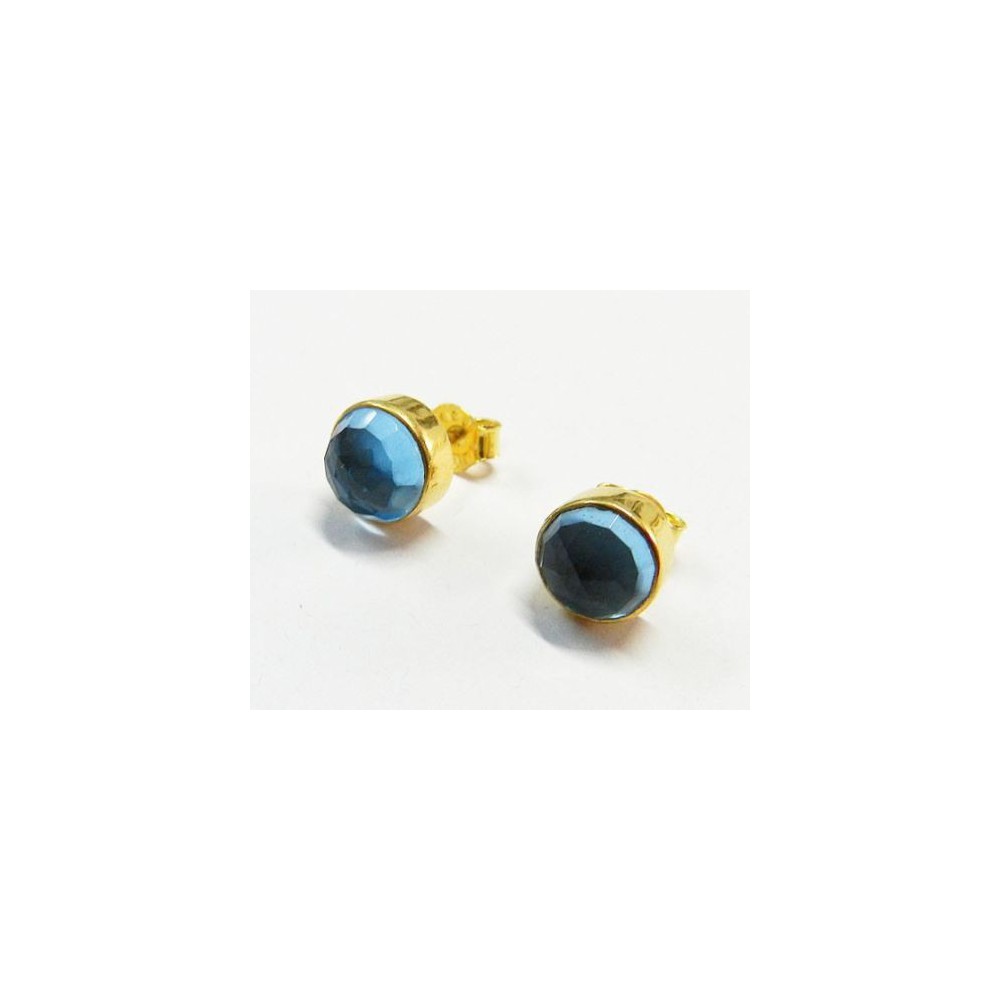 Gold plated oorknoppen set with round facet blue Topaz