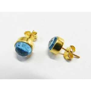 Gold plated oorknoppen set with round facet blue Topaz