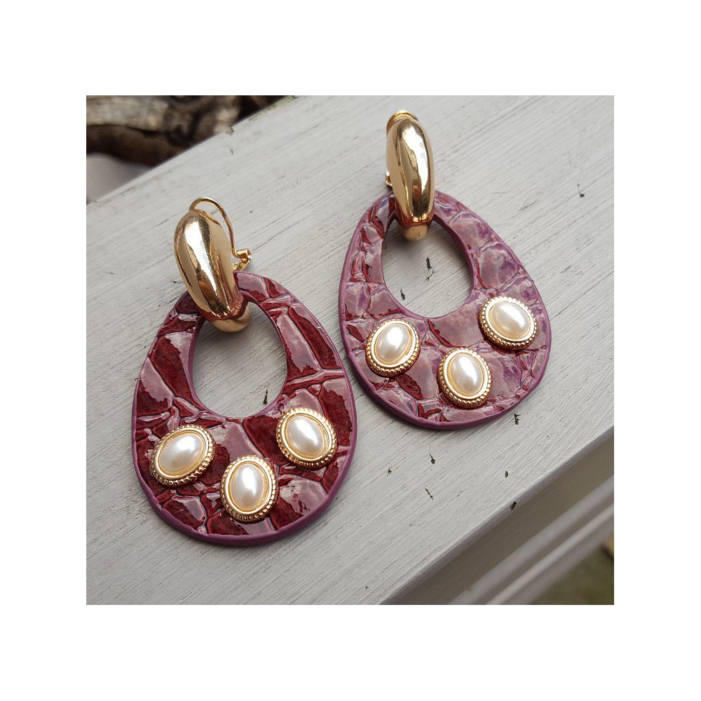 Goud vergulde creolen met bordeaux rode oorhangers van Ecoleather en ornamenten