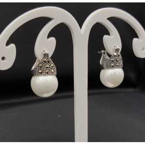Zilveren oorbellen met Markasiet en schelp parel