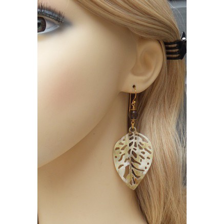 Vergulde oorbellen uitgesneden blad van Buffelhoorn en Smokey Topaas