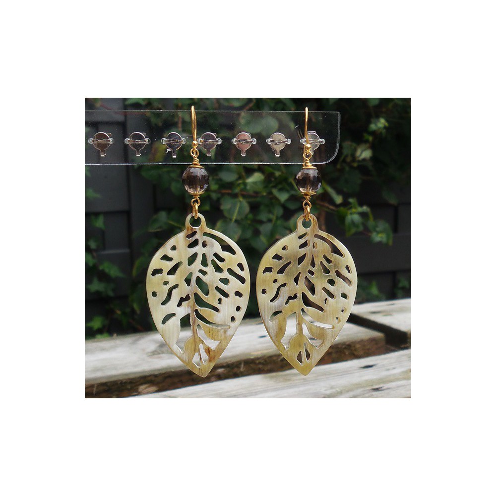 Vergulde oorbellen uitgesneden blad van Buffelhoorn en Smokey Topaas