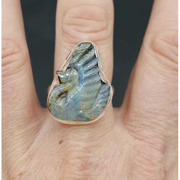 Zilveren ring gezet met zwaan van Boulder Opaal 19.3 mm