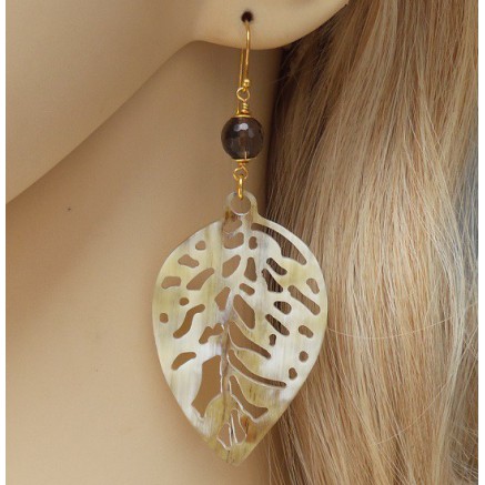 Vergulde oorbellen uitgesneden blad van Buffelhoorn en Smokey Topaas