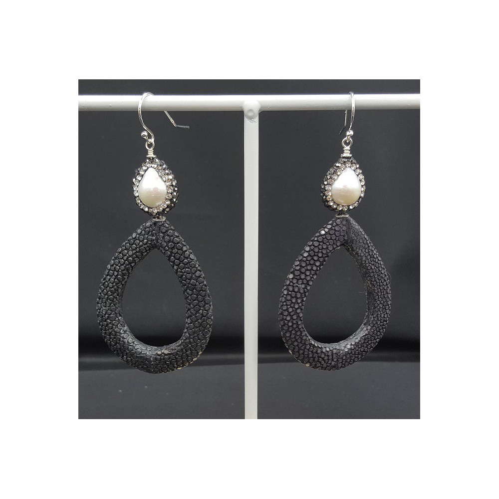 Oorbellen met open druppel zwart Roggenleer Parel en kristallen